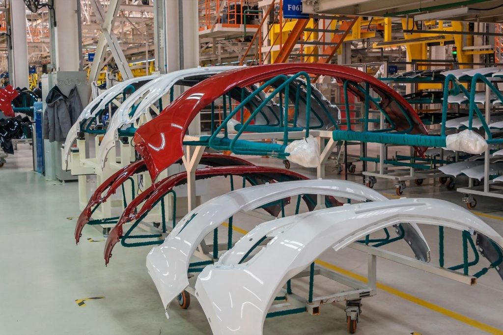 Peças de reposição automotiva organizadas, como filtros e componentes metálicos, representando soluções para manutenção veicular com produtos da Vinilak, referência em tintas e proteção automotiva.